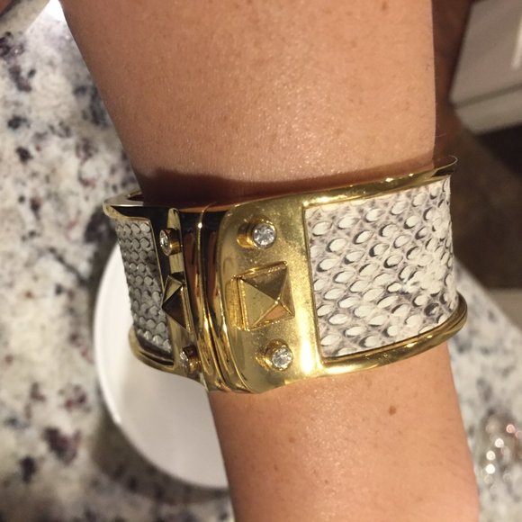 STELLA & DOT MAGNETIC SNAKE SKIN BRACELET - Picture 2 of 2